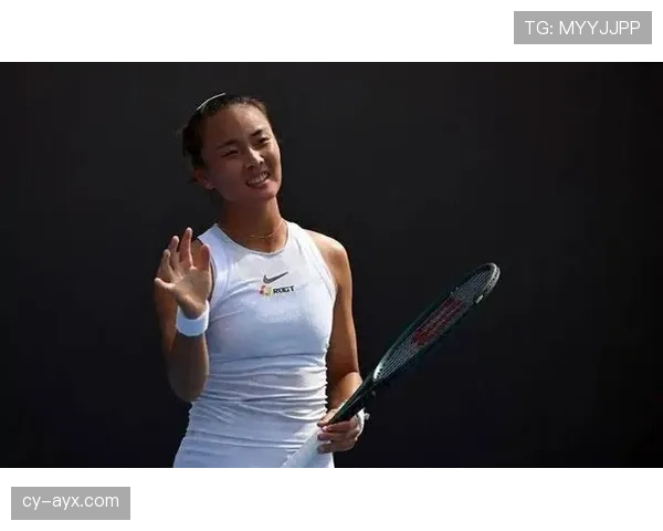 袁悦穿着随意进楼下咖啡店，手表闪瞎眼，路人却只盯着她那娃娃脸笑容